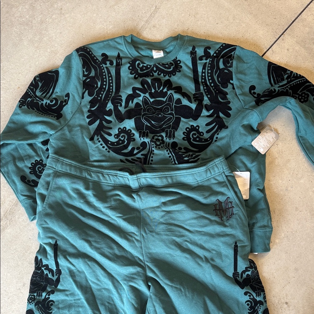 Haunted Mansion  Sweatshirt and Joggers Set by Disney 
Size 3x top and XXL botom